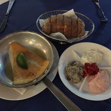 3種のディップとサガナキチーズとパン