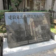 昭和小学校前に碑が建っています