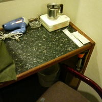 ポットやドライヤーなど部屋の小道具もしっかり揃ってました。