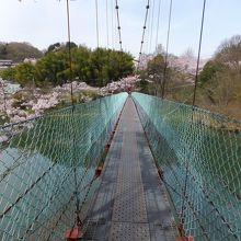 とっくり湖に架かる吊り橋