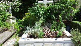 【ジヴェルニー】 村の教会にあるモネの墓