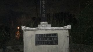 米須小学校東側に聳える慰霊塔です。～忠霊之塔～