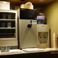 大浴場前のビールサーバー　陶器のグラスが冷えています