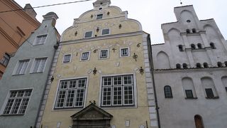 マザーピルス通りに建っている三軒の建物