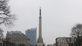 ブリーヴィーバス大通りの中央に建つ自由記念碑