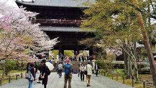 三島由紀夫の『金閣寺』にでてくる主人公のように登りたくなる
