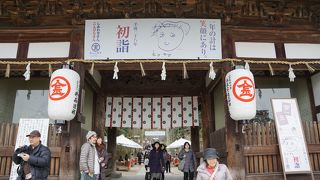 高松藩初代藩主の松平頼重から寄進されたもの