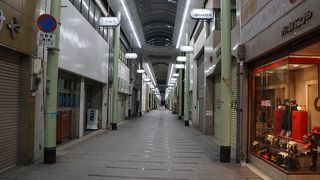 丸亀駅と丸亀城を結ぶアーケード商店街