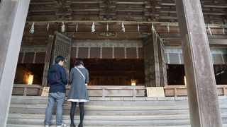 急な石段を登り切るとそのすぐ前