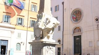 愛嬌のある象のオベリスク