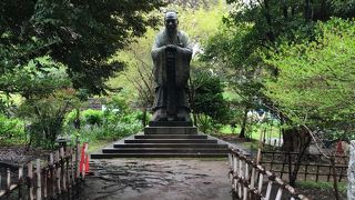 静けさと張り詰めた空気