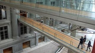 旧最高裁判所と旧市庁舎を改装した巨大美術館。昔の内装が残されているほか、絶景展望デッキもあり。