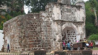 今は砦跡と、レプリカの大砲が残るだけ