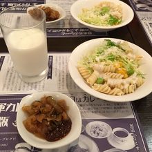 サラダと牛乳がつきます。