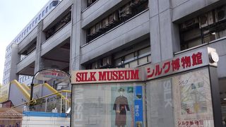 絹の歴史や製造工程について学ぶ