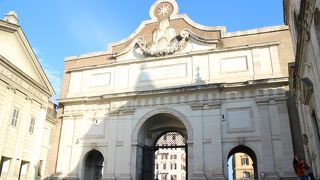 ポポロ広場北側の門