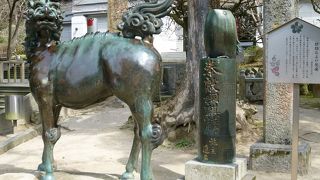 へんてこりんな怖い顔をしています！