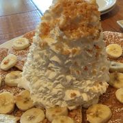 パンケーキ、ワッフルの山盛りの生クリームが凄いです。