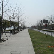 交通が不便、黄浦江に沿って３?の細長い公園。