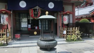 浅草寺の境内にある立派なお不動さん