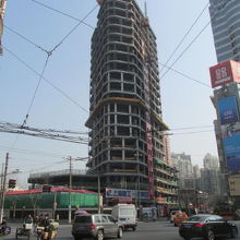 工事中の高層ビル