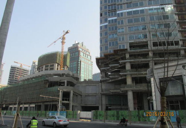大規模な再開発工事中。