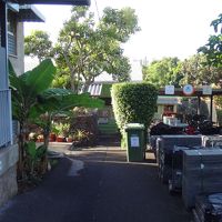 ホステルの入り口は奥　手前左は学生用宿舎