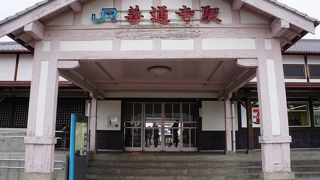 正面玄関の切り妻のデザインがシンプルですが個性的な印象です