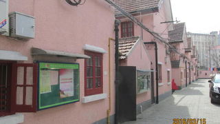 交州路125弄の２階建て長屋住宅は壁がピンク色で可愛い家が並んでいます。