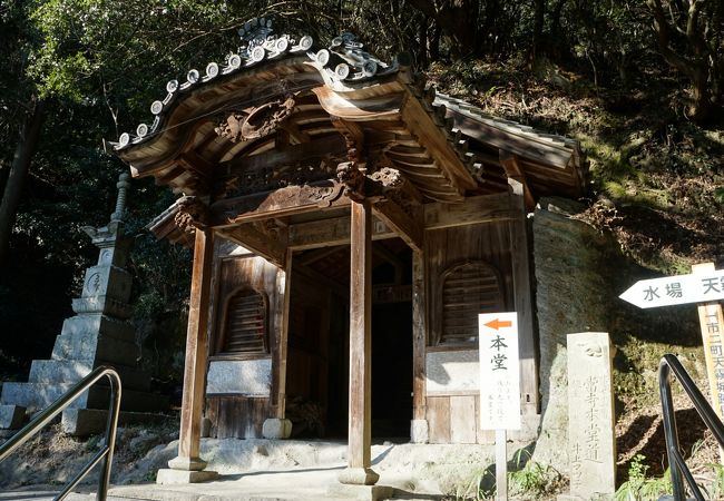 山岳仏教の修験道の匂いが色濃くあって