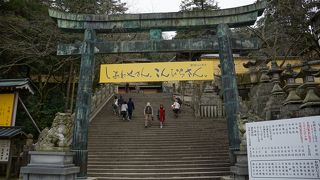 表書院に至る石段に建つ銅の緑が美しい門