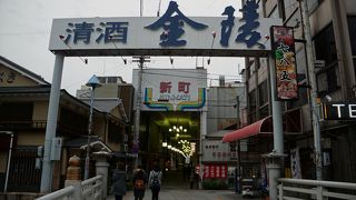 昔の高松街道に相当するレトロな商店街