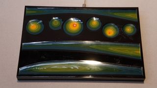 香川漆器の基礎技法である彫漆（ちょうしつ）、存清（ぞんせい）、蒟醤（きんま）の見本と解説