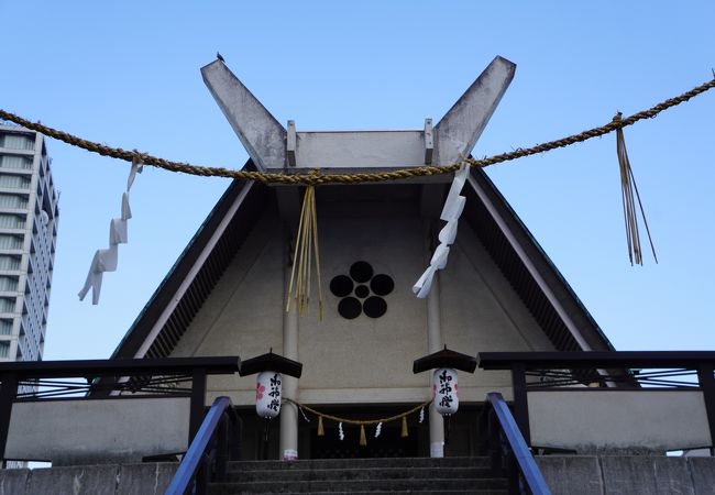 香川県庁近くの交差点角