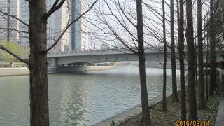 蘇州河に沿った短い康定東路に歴史建築が集中しています