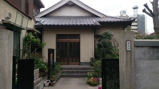 個人宅のような下町らしい寺院