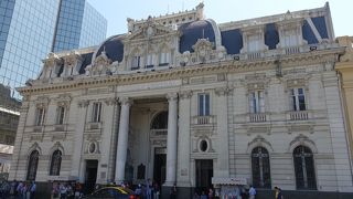 アルマス広場の一角にあります