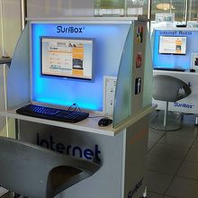 携帯充電やネットのコーナー、プリントアウト・サービスあり。