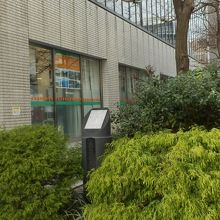 朝日新聞創刊之地を示す碑