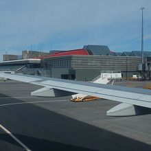 到着した機内から見たケフラヴィーク国際空港外観。