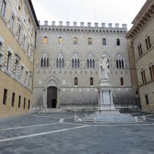 サリンペーニ広場 