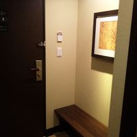 入口のベンチがちょっと便利