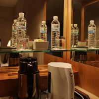 湯沸かしポットあり。お水は毎日補充されます。