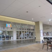 かなり広めの入り口です。