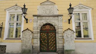 カラフルな扉が印象的な建物