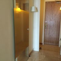 入口のドアとバスルームのドア