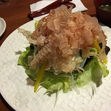 新鮮な削り節たっぷりのオニオンサラダ