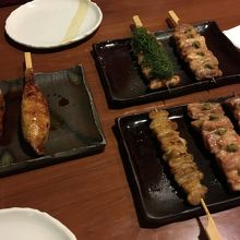 焼き鳥は種類も豊富　つくねもグッド