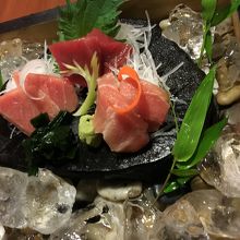 マグロの赤身、トロのセットは美味しい！でも高め