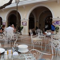 中庭で優雅に食事